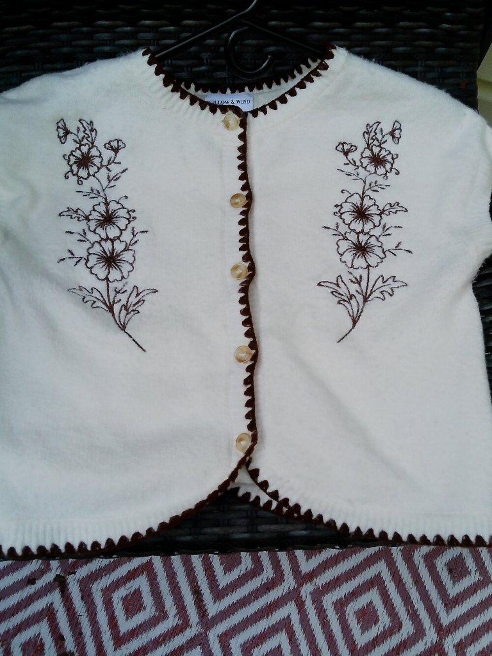 WILLOW & WIND SWEATER VEST SIZE MED GREAT CONDITION